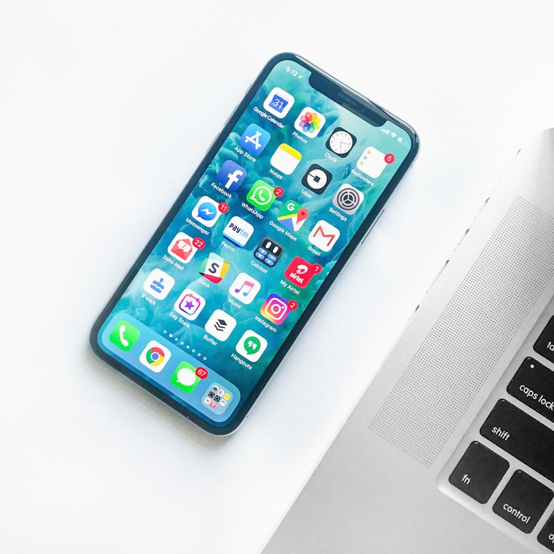 Smartphone tenu dans les mains
